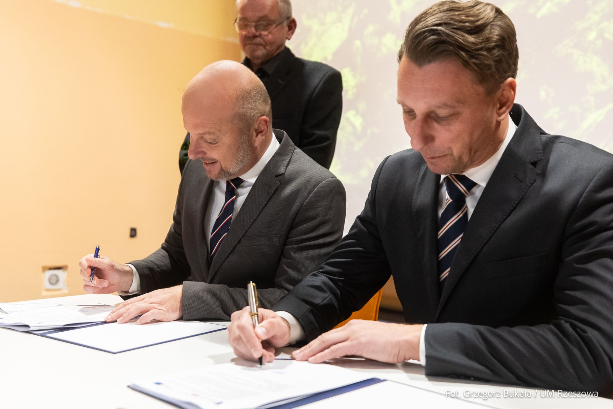 zdjęcie z podpisania umowy na nową inwestycję na os. Drabinianka w Rzeszowie, fot. Grzegorz Bukała, Urząd Miasta Rzeszowa